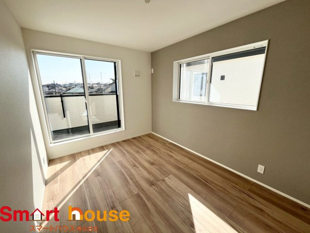 相模原市緑区東橋本　新築全12棟の洋室|大きな窓からたっぷりと陽光が注がれる明るい空間。家族の成長に対応できる永住仕様の間取り。一日の疲れをいやしてくれる主寝室。時を忘れて過ごす場所として過ごせるお部屋。