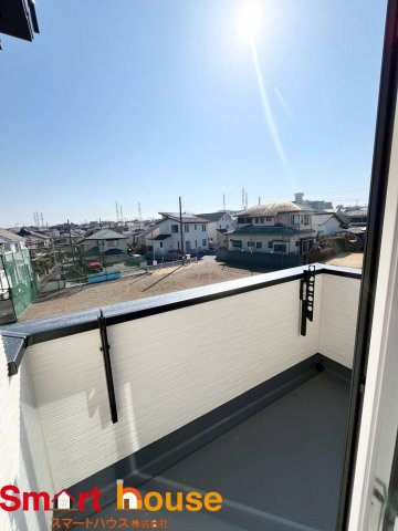 相模原市緑区東橋本　新築全12棟のバルコニー|陽当りの良いバルコニーは、物干しセットを追加すれば、一度にたくさんのお洗濯物が干せるのが魅力！バルコニーは洗濯物を干すだけの場所じゃなく、家族のゆとりのある時間を演出するプライベート空間。