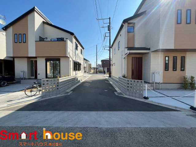 相模原市緑区東橋本　新築全12棟の前面道路含む現地写真|お住まいの前面道路が広いと駐車が楽になり、陽当たりも遮られないので明るく居心地の良いお家になります♪