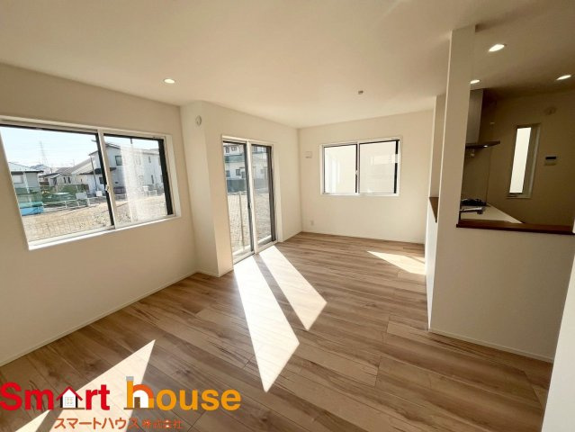 相模原市緑区東橋本　新築全12棟の居間・リビング|忙しい朝もしっかり家族が揃って食事をして頂けるゆとりある大きさのダイニングスペース。奥様が作る手料理をたくさん並べて頂き、テーブルで囲む健やかな食事の時間を存分に愉しんで下さい。 