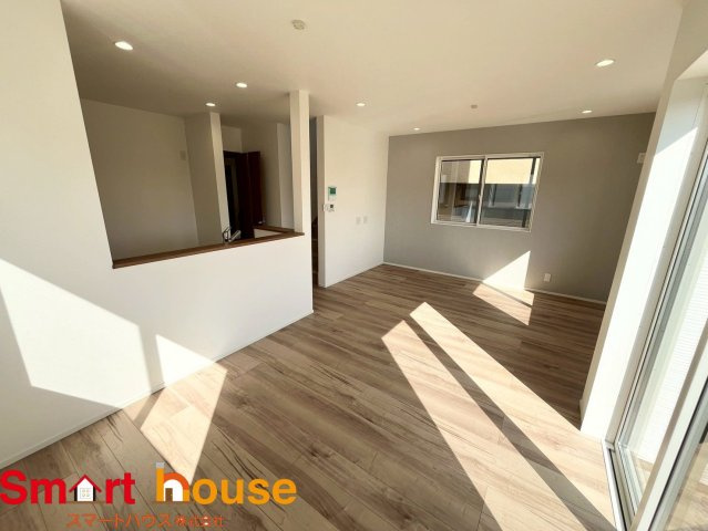 相模原市緑区東橋本　新築全12棟の居間・リビング|忙しい朝もしっかり家族が揃って食事をして頂けるゆとりある大きさのダイニングスペース。奥様が作る手料理をたくさん並べて頂き、テーブルで囲む健やかな食事の時間を存分に愉しんで下さい。 