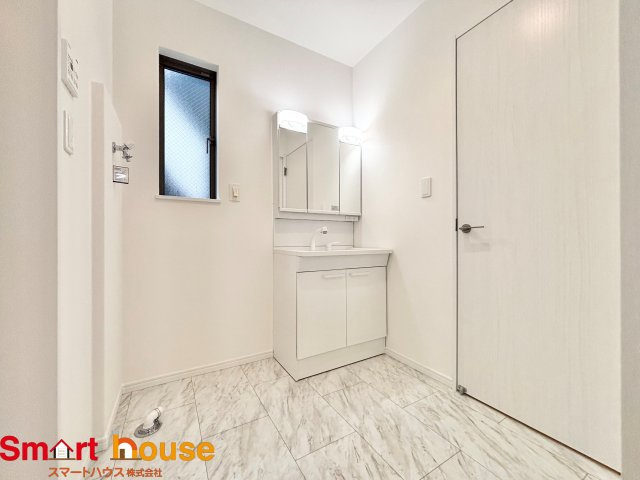 相模原市南区相模台６丁目　新築3棟の独立洗面台|ゆとりの洗面スペースで朝の身支度も快適スムーズに。３面鏡で髪のセットやお化粧もストレスなくこなせ、朝から気分良く通勤通学に向かえそうですね！鏡の裏にはたっぷりと収納スペースを標準装備！
