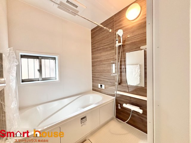 相模原市南区相模台６丁目　新築3棟の浴室|一日の疲れを癒してくれる場所なので、快適に過ごして頂く為にゆったりサイズのバスタブを用意しました。是非半身浴をお楽しみ下さい。空気が籠らない様に小窓も設置しております。
