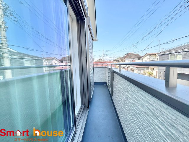相模原市南区相模台６丁目　新築3棟のバルコニー|陽当りの良いバルコニーは、物干しセットを追加すれば、一度にたくさんのお洗濯物が干せるのが魅力！バルコニーは洗濯物を干すだけの場所じゃなく、家族のゆとりのある時間を演出するプライベート空間。
