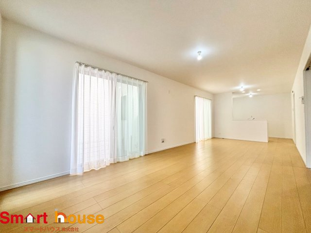 相模原市南区相模台６丁目　新築3棟の居間・リビング|オープンでのびやかな空間を生み出す、こだわりの広がりとゆとり。家族と過ごす時間を大切にしたい方にぴったりの明るくゆとりある住空間です。
