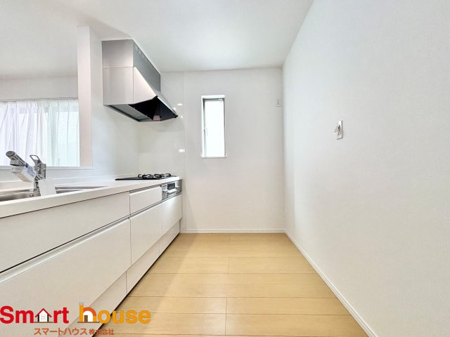 相模原市南区相模台６丁目　新築3棟のキッチン|幅広いキッチンに冷蔵庫、カップボードなどを設置しても楽々と料理できます！
スペースにゆとりがあると気持ちもいいですね♪
