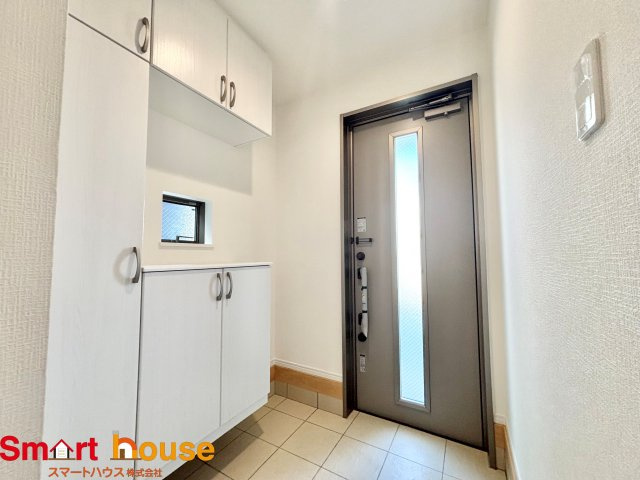 相模原市南区相模台６丁目　新築3棟の玄関|大型のシューズボックスがあるだけで靴を収集している方も大家族でも安心！
置きっぱなしの靴を収納できるので玄関がスッキリ！
