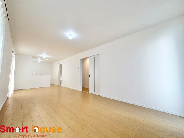 相模原市南区相模台６丁目　新築3棟の居間・リビング|ここにはみんなが集い、食事と楽しい会話が始まる。話に夢中になりすぎて、ついつい時を忘れてしまう。そんな束の間の幸せを感じさせてくれる場所。
