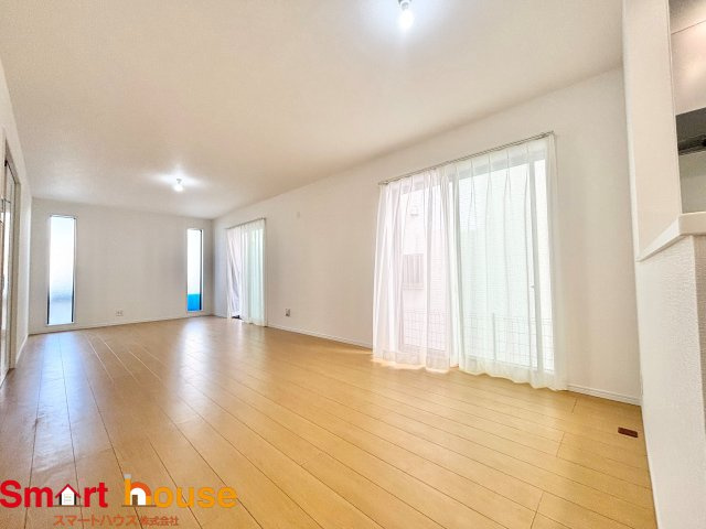 相模原市南区相模台６丁目　新築3棟の居間・リビング|導線もしっかりと取れている間取りなので、ダイニングテーブルやソファー、ローテーブルなどの家具もしっかりと配置できます。ゆったりとした広さの空間でご家族だんらんの時間をお過ごしください。
