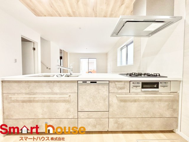 座間市第4入谷西　新築全2棟のキッチン|ダイニングからワークスペースを見渡せる、見せるキッチン。ダイニングとの空間のつながりが、スペースのゆとりを生み出します♪