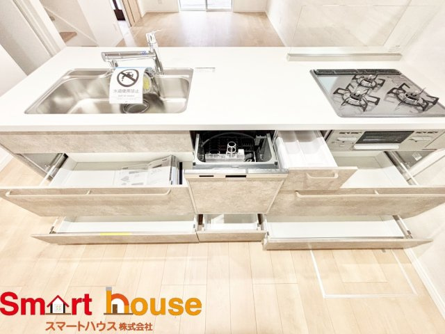 座間市第4入谷西　新築全2棟のキッチン|大容量収納付きキッチンは、調味料などをスッキリさせ綺麗な空間で気持のいい料理を手助けします！