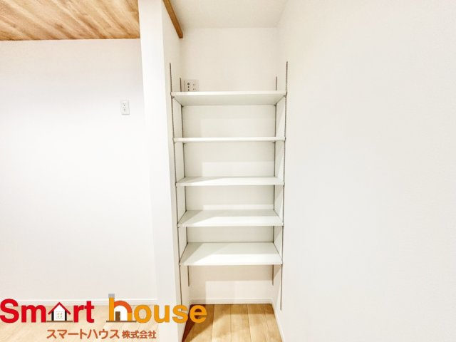 座間市第4入谷西　新築全2棟の収納|普段はあまり使わない調理器具をしまうなど、その使い勝手は多様。入りきらない調味料類や、備蓄庫として機能性と見た目にも優れた有能な収納です！