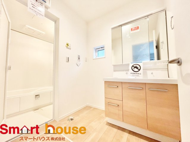 座間市第4入谷西　新築全2棟の独立洗面台|ゆとりの洗面スペースで朝の身支度も快適スムーズに。３面鏡で髪のセットやお化粧もストレスなくこなせ、朝から気分良く通勤通学に向かえそうですね！鏡の裏にはたっぷりと収納スペースを標準装備！