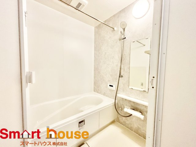 座間市第4入谷西　新築全2棟の浴室|一日の疲れを癒してくれる場所なので、快適に過ごして頂く為にゆったりサイズのバスタブを用意しました。是非半身浴をお楽しみ下さい。空気が籠らない様に小窓も設置しております。