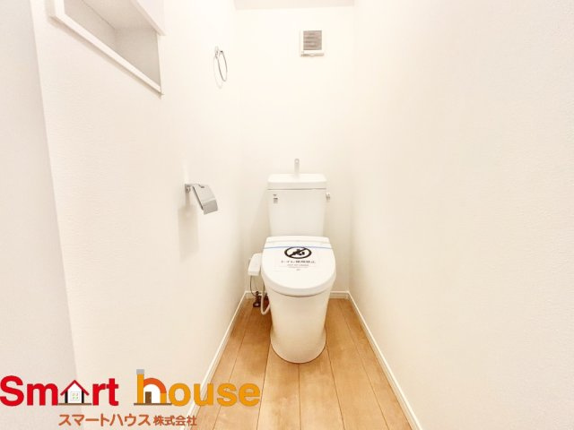 座間市第4入谷西　新築全2棟のトイレ|節水型でエコなトイレには、今では当たり前のウォシュレット付き。便座を温める機能もついていて、居心地良くてトイレから出られなくなるかも！換気用に換気扇はもちろん、窓も着いているので常に快適ですね♪