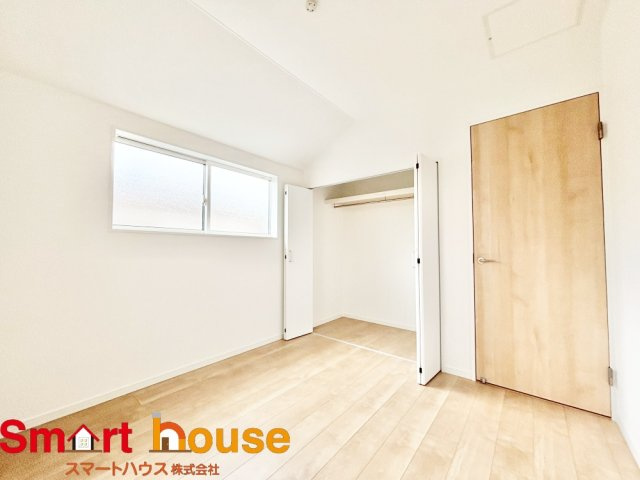 座間市第4入谷西　新築全2棟の洋室|大きな窓からたっぷりの日差しが降り注ぐ明るい室内です。気持ちの良い朝日を受けて、目覚めの良い健康的な朝を迎えられそうです。 