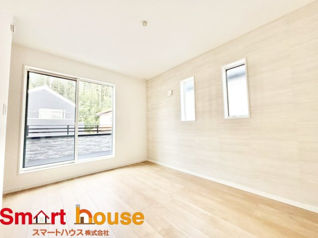 座間市第4入谷西　新築全2棟の洋室|大きな窓からたっぷりと陽光が注がれる明るい空間。家族の成長に対応できる永住仕様の間取り。一日の疲れをいやしてくれる主寝室。時を忘れて過ごす場所として過ごせるお部屋。