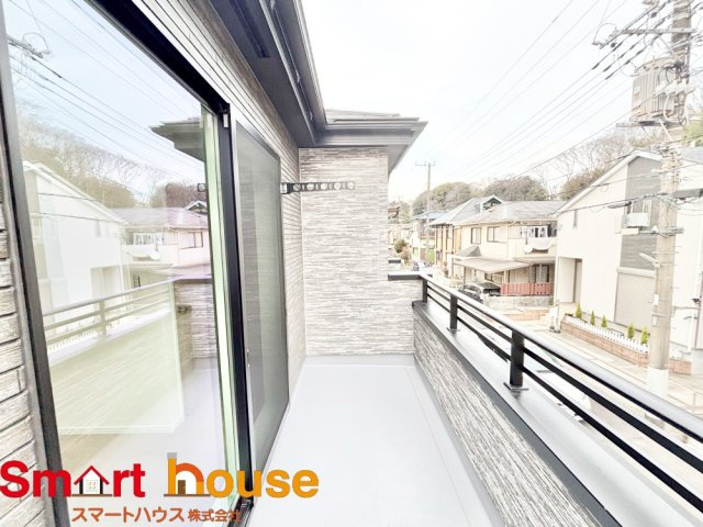 座間市第4入谷西　新築全2棟のバルコニー|陽当りの良いバルコニーは、物干しセットを追加すれば、一度にたくさんのお洗濯物が干せるのが魅力！バルコニーは洗濯物を干すだけの場所じゃなく、家族のゆとりのある時間を演出するプライベート空間。