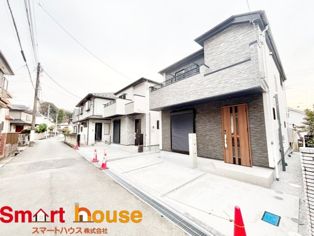 座間市第4入谷西　新築全2棟の前面道路含む現地写真|オシャレな外観は、人の目を引くだけではなく自慢したくなりますね！植木を置いたりアレンジは、自由です。自分の好みに仕上げましょう♪