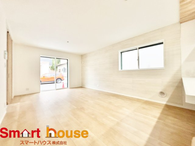 座間市第4入谷西　新築全2棟の居間・リビング|大切なご家族が集まるからこそＬＤＫはこだわりたい！休日はおひさまの光をたっぷりと取りこめるリビングでゆったりと過ごしませんか？子供たちが元気に笑いながら走り回っても十分な広さの空間です。