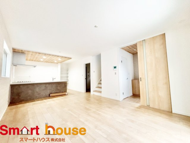 座間市第4入谷西　新築全2棟の居間・リビング|ここにはみんなが集い、食事と楽しい会話が始まる。話に夢中になりすぎて、ついつい時を忘れてしまう。そんな束の間の幸せを感じさせてくれる場所。