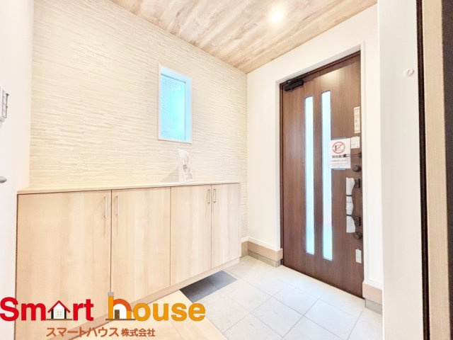 座間市第4入谷西　新築全2棟の玄関|住む人も来客も入った瞬間にワクワクさせてくれるオシャレな玄関♪
収納もたっぷりあるので、靴がたくさんあっても安心！
気持ちの良い朝は、毎日ここからスタートしていきます♪