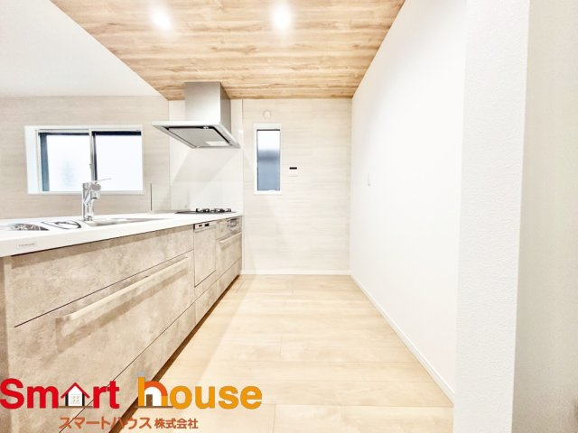 座間市第4入谷西　新築全2棟のキッチン|幅広いキッチンに冷蔵庫、カップボードなどを設置しても楽々と料理できます！
スペースにゆとりがあると気持ちもいいですね♪