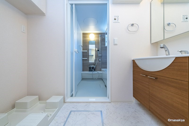 レザン・ガーデンの洗面所|洗面・脱衣　シャンプードレッサー付き。