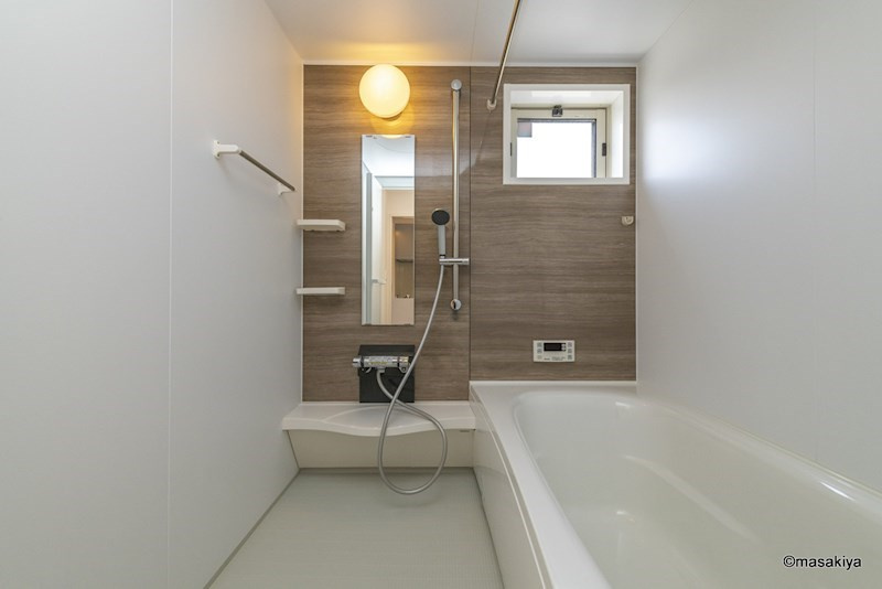 レザン・ガーデンの浴室|お風呂一坪タイプで広々です。追い焚き・浴室乾燥機付きです。