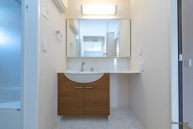 レザン・ガーデンの洗面所|洗面・脱衣　シャンプードレッサー付き。