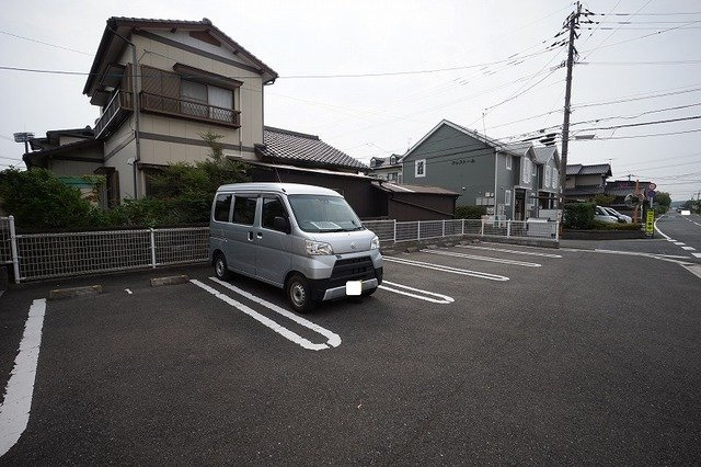 【駐車場】 | グリーンヒル | 車をお持ちの方に嬉しい駐車場付きの物件です