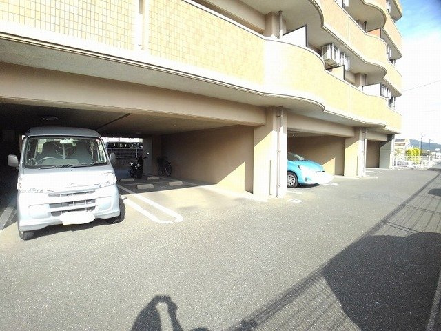 【駐車場】 | メゾン・カメリア | 駐車場があるので、車を買う予定の方も安心です