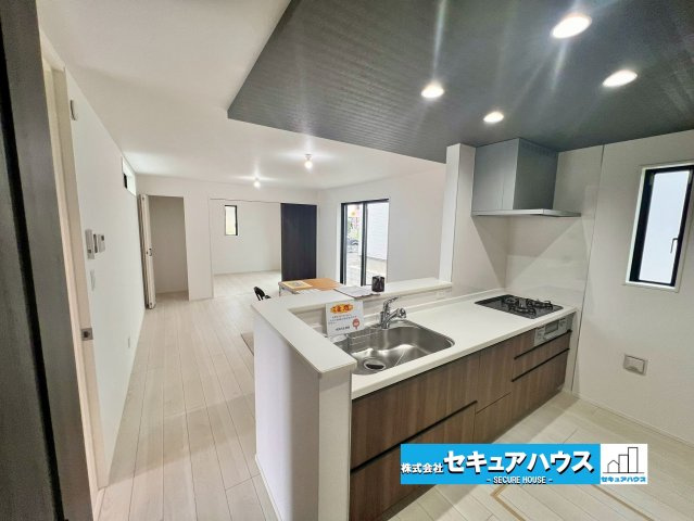 【同施工物件】愛知県知多市八幡字深山口　全2棟のその他|【LDKイメージ】
◆通学から帰宅し、リビングルームで会話を楽しむ子ども達。リビングから臨む景色は太陽色に染まり、解放感溢れゆったりとしたひと時を過ごすことが出来る素敵な空間です。