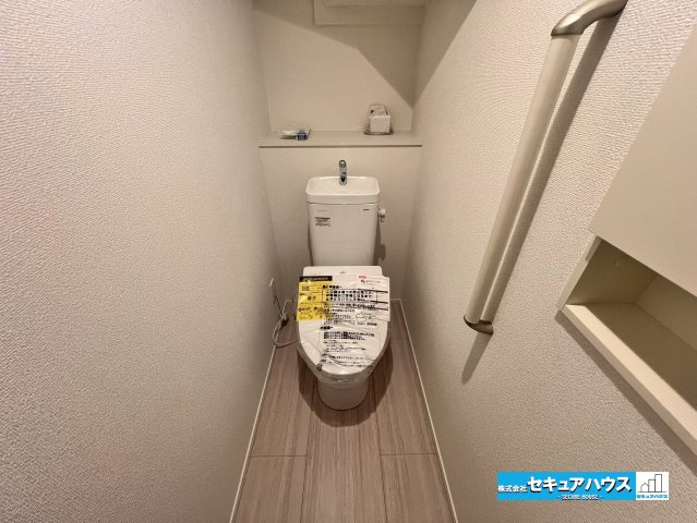 【今からご案内可能】愛知県知多市八幡字深山口　全2棟のトイレ|【高機能トイレ】
◆高機能トイレの多くは便器のフタの開閉が自動であり、使用後に手動で水を流す面倒もなく非常に便利です。スタイリッシュな見た目で、お掃除しやすく、節水効果が高いです。