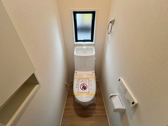 【同施工物件】愛知県知多市八幡字深山口　全2棟のトイレ|【高機能トイレイメージ】
◆高機能トイレの多くは便器のフタの開閉が自動であり、使用後に手動で水を流す面倒もなく非常に便利です。スタイリッシュな見た目で、お掃除しやすく、節水効果が高いです。