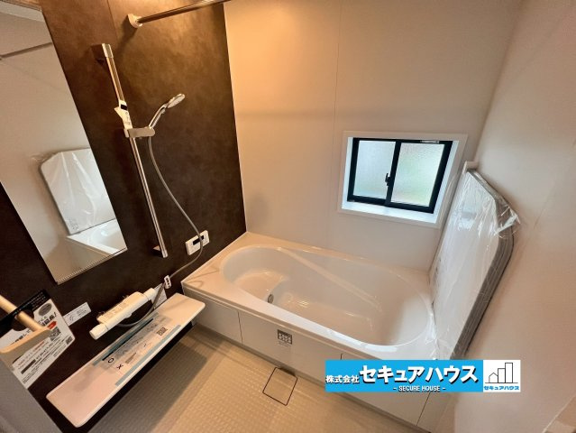 【同施工物件】愛知県知多市八幡字深山口　全2棟の浴室|【浴室イメージ】
◆アクセントパネルで落ち着きのある雰囲気を演出します。毎日の疲れを癒やすバスタイムをお楽しみ下さい！
◆窓付きで、カビの繁殖を抑える効果があります。