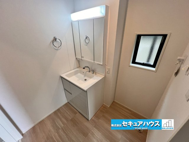 【同施工物件】愛知県知多市八幡字深山口　全2棟のバルコニー|【バルコニーイメージ】
◆見晴らしもよく、太陽の温かな温もりをめいっぱい受け止めてくれます。
太陽の光と爽やかな風を受けたお洗濯物はあっという間に乾き、取りこむ時には太陽の匂いを感じられそうですね。　