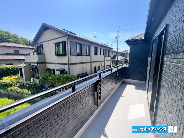 【今からご案内可能】愛知県知多市八幡字深山口　全2棟のバルコニー|【バルコニー】
◆見晴らしもよく、太陽の温かな温もりをめいっぱい受け止めてくれます。
太陽の光と爽やかな風を受けたお洗濯物はあっという間に乾き、取りこむ時には太陽の匂いを感じられそうですね。　
