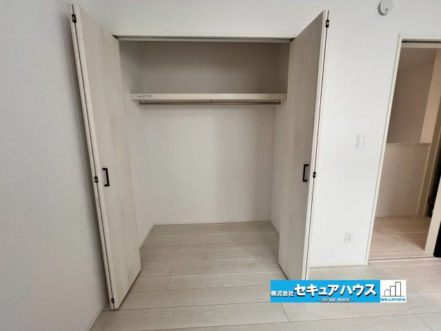 【同施工物件】愛知県知多市八幡字深山口　全2棟の独立洗面台|【洗面台イメージ】
◆鏡の裏にはたっぷりと収納スペースを標準装備！
◆電源を付属しているのでドライヤーなど利用できます。