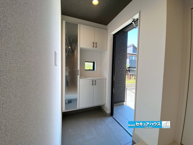 【今からご案内可能】愛知県知多市八幡字深山口　全2棟の玄関|【玄関】
◆お家に出会う人々を迎える玄関だからこそ、広々清潔感あふれる空間にしたいものです。採光・通風にも配慮された設計で毎日明るい空間をキープします♪