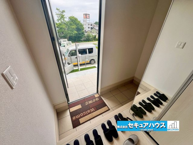 【同施工物件】愛知県知多市八幡字深山口　全2棟の玄関|【玄関イメージ】
◆お家に出会う人々を迎える玄関だからこそ、広々清潔感あふれる空間にしたいものです。採光・通風にも配慮された設計で毎日明るい空間をキープします♪