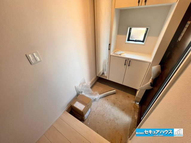 【今からご案内可能】愛知県知多市八幡字深山口　全2棟の玄関|【玄関】
◆お家に出会う人々を迎える玄関だからこそ、広々清潔感あふれる空間にしたいものです。採光・通風にも配慮された設計で毎日明るい空間をキープします♪