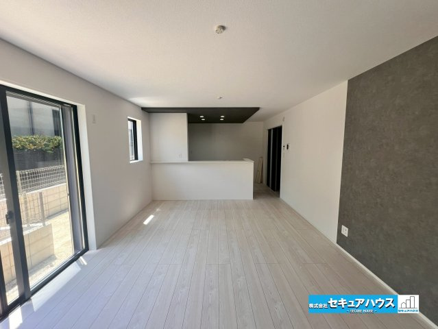 【今からご案内可能】愛知県知多市八幡字深山口　全2棟の居間・リビング|【LDK】
◆通学から帰宅し、リビングルームで会話を楽しむ子ども達。リビングから臨む景色は太陽色に染まり、解放感溢れゆったりとしたひと時を過ごすことが出来る素敵な空間です。
