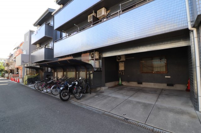 シャトーヨシダの駐車場
