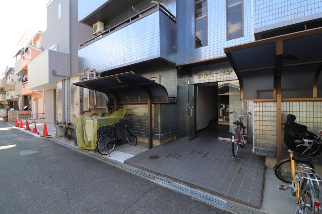 シャトーヨシダのエントランス