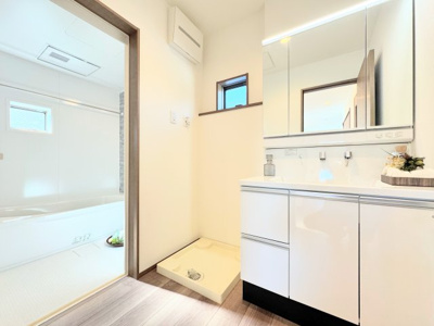 【独立洗面台】 | ◆横浜市緑区上山　未使用戸建A号棟◆ | ◆毎日使う場所だから、機能的で使いやすさに配慮したパウダールーム。すっきりと使えるように収納も豊富にご用意しています。