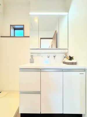 【独立洗面台】 | ◆横浜市緑区上山　未使用戸建A号棟◆ | ◆ご家族の1日が始まり、1日が終わりを締めくくる洗面空間。洗濯機を配置しても十分なスペースを確保した設計となっております。