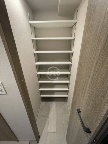 Louis Residence弁天町　弁天小学校の収納|Louis Residence 弁天町　シューズインクローゼット