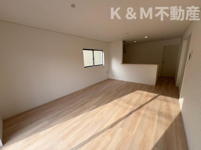 クレイドルガーデン柏市花野井第１０　１号棟の居間・リビング|こちらの居間で趣味の時間をお楽しみください