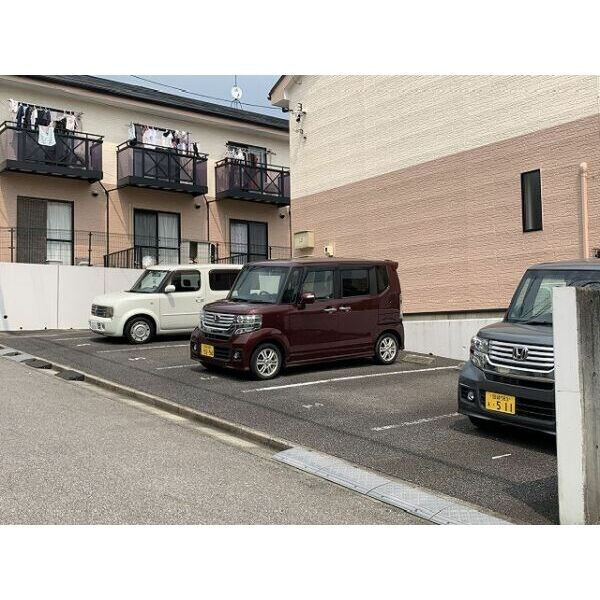 ブランシェうつぎの駐車場